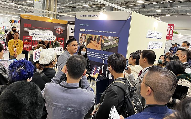 新北市青年局專門委員江奇叡（圖中）與各文創產業界代表介紹新北青創團隊特色，協助團隊品牌曝光及商業媒合。