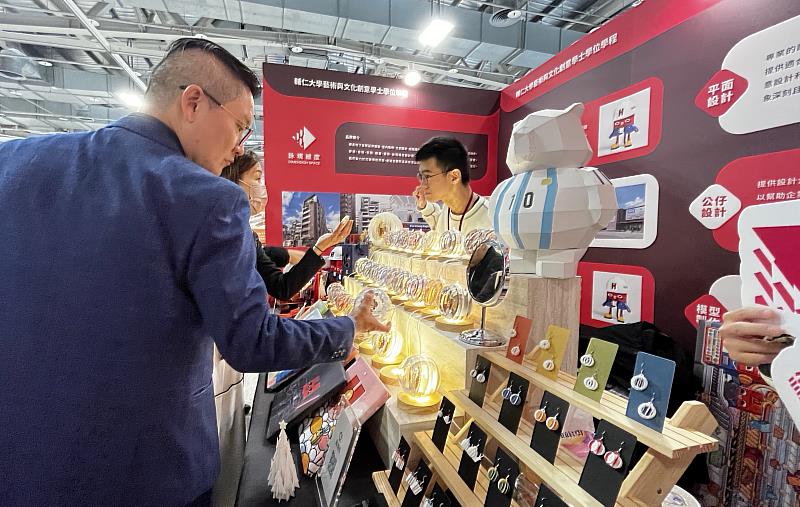 輔仁大學的新創團隊「詠境維度設計有限公司」於臺灣創媒會中向潛在客戶展示產品，拓展市場商機。