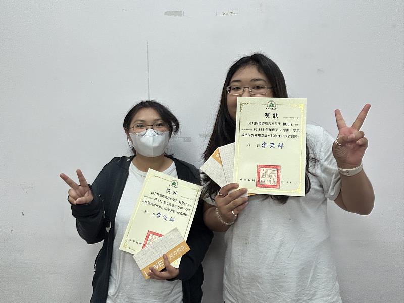 三年級楊元瑾(右)、蘇芃瑄(左)分別獲頒書卷獎與成績優異獎