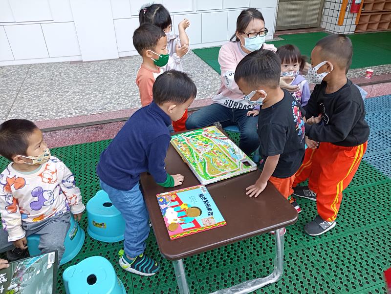 南華大學雲水書車至幼兒園推廣閱讀,家長也蒞臨陪同伴讀。