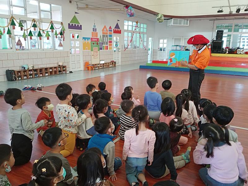 南華大學雲水書車海鷗阿姨到幼兒園說故事，孩童專心聆聽。