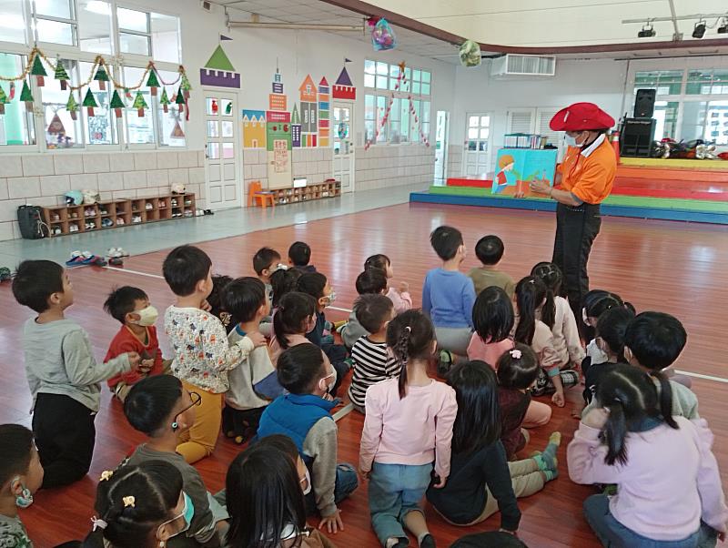 南華大學雲水書車海鷗阿姨到幼兒園說故事,孩童專心聆聽。