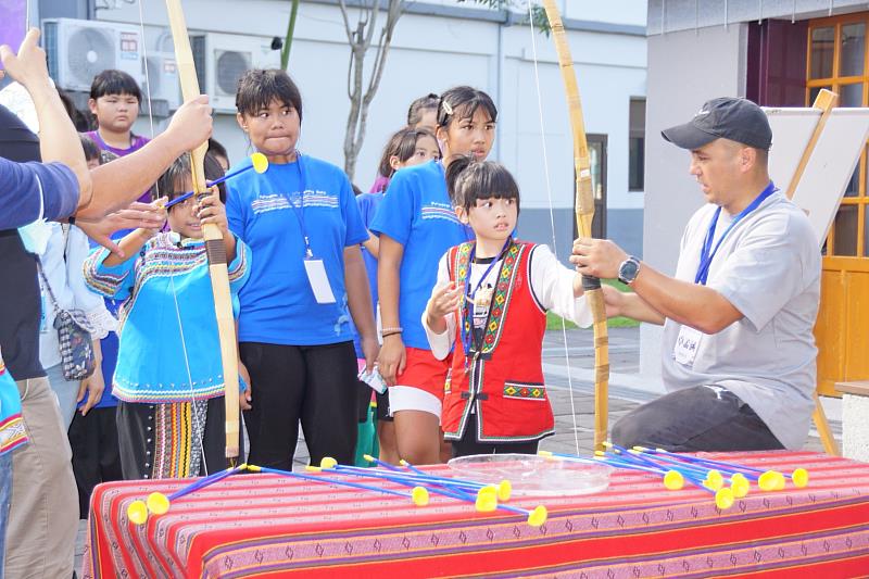 學生體驗南山國小射箭闖關活動。