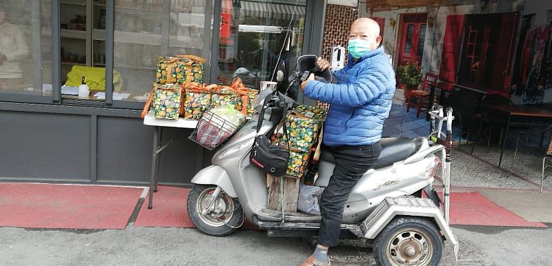 送餐志工楊大哥每日準時報到，使命必達。