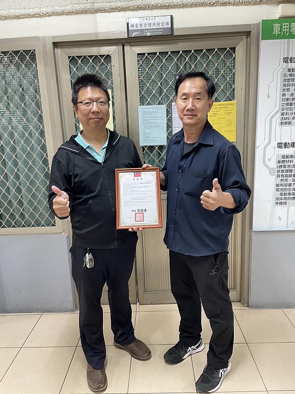 電機系獲核發「技術士技能檢定學科測試場地及機具設備評鑑合格證書」，(左起)電機系謝承道老師、鄒重光老師合影