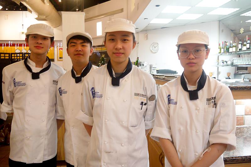 主廚之家金牌套餐設計團隊，由左至右分別為顧哲銓、徐成睿、何苡瑄、李姸臻。開平餐飲學校/提供