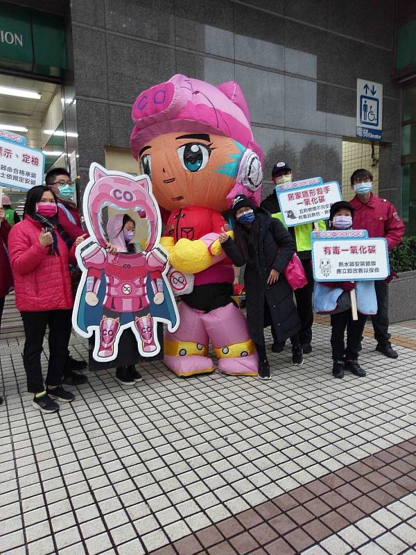 消防局為喚起民眾防災意識，於防寒期間在捷運站、公車站等 處所啟動「快閃 CO-平安宣導員」活動，加強提醒民眾重視居家防災， 千萬勿讓一時的疏忽釀成永久的遺憾。