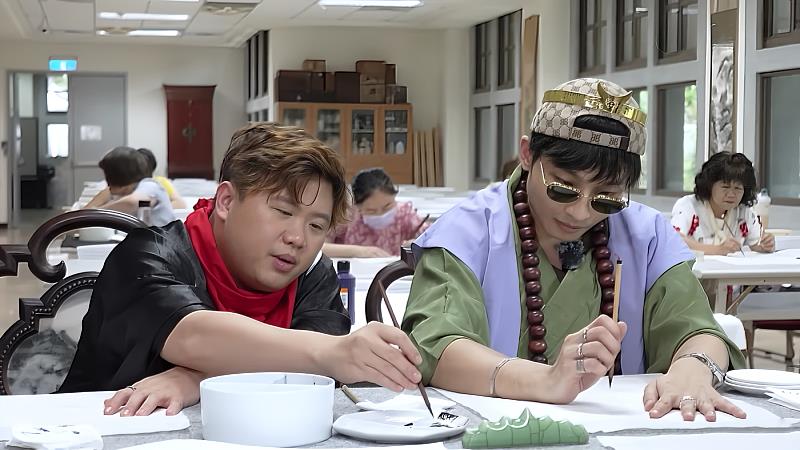 香港偶像團體Error成員肥仔(左)、Dee哥在華梵佛藝系學習佛畫。