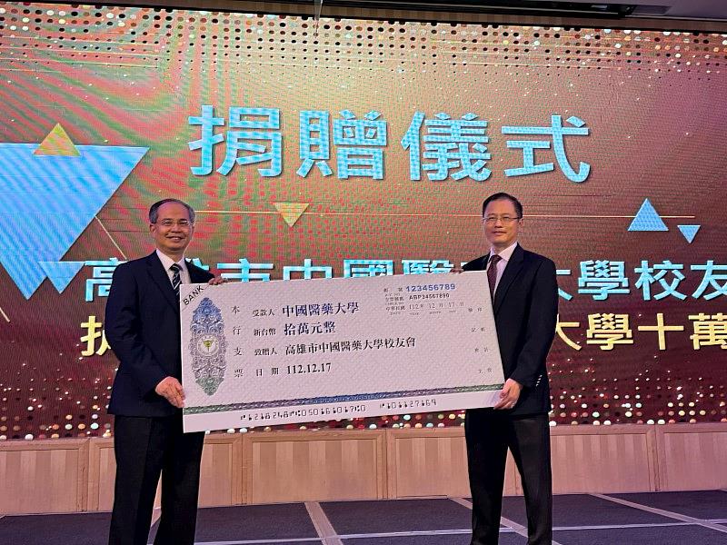 郭哲彰理事長（左）代表捐贈10萬元給母校經濟不利學生做學習輔導基金-