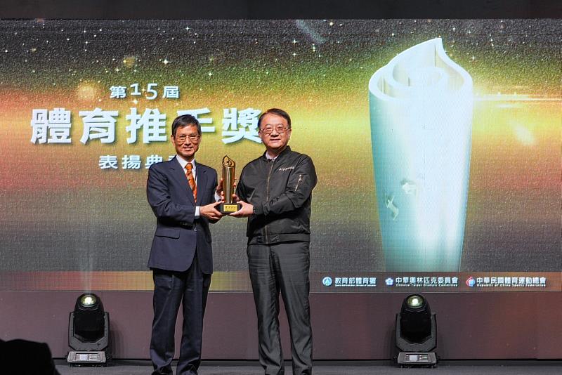 圖說：台電第14度榮獲體育推手獎，由台電副總經理蔡志孟（右）接受行政院政務次長林萬億頒獎表揚。