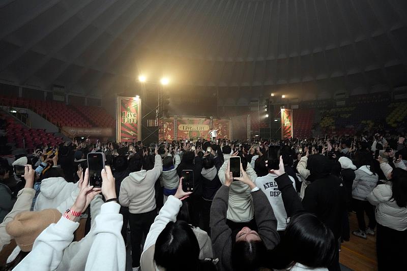 主持人表示在輔大中美堂表演直逼台北小巨蛋等級