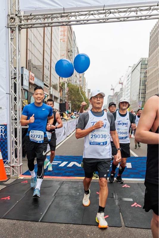 圖一：台灣大哥大連續10年贊助「臺北馬拉松」，台灣大董事長蔡明忠博士連續多年參賽，以實際行動推廣運動風氣。