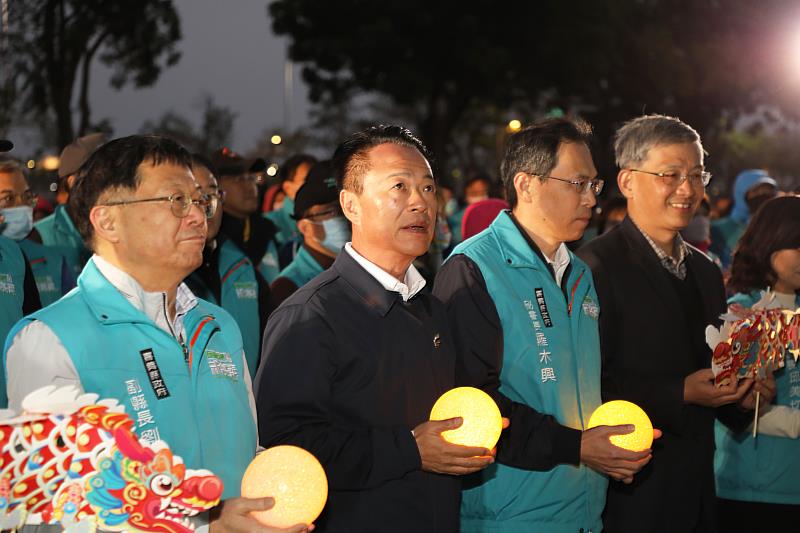 龍耀嘉義，追求更好！翁章梁率縣府團隊點亮希望之樹