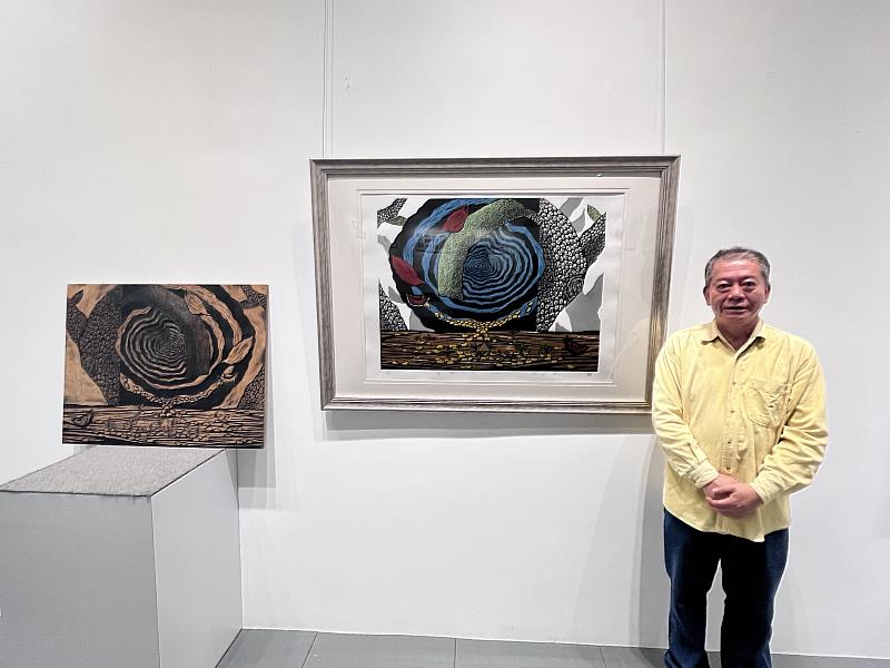 陳永欽展出版畫同時也展出木刻版