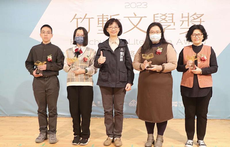 秘書長張治祥與本屆首獎得主合影。
