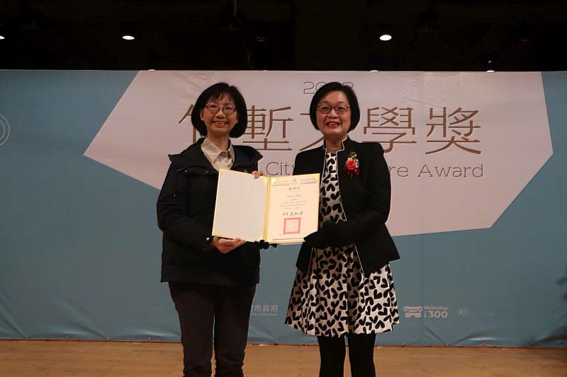 秘書長張治祥致贈感謝狀給本屆評審國立清華大學孫德宜教授。