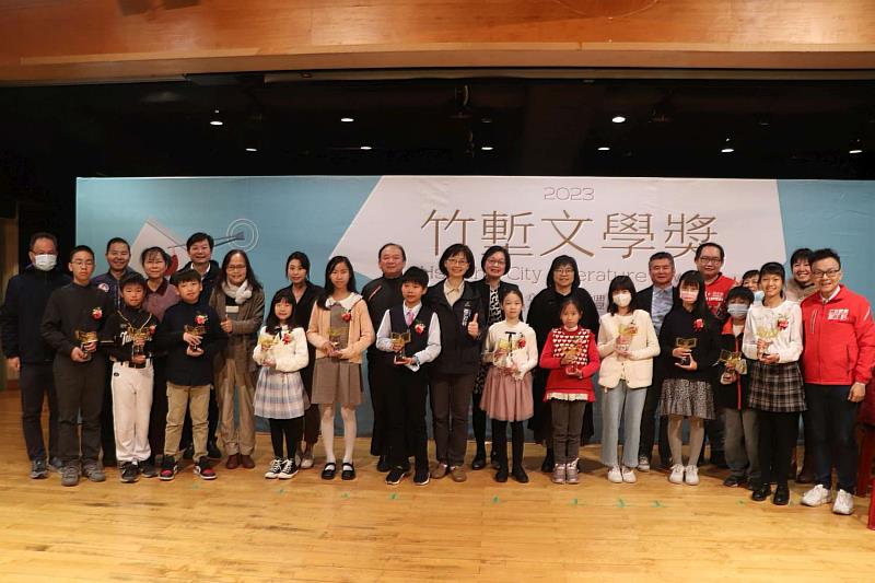 秘書長張治祥、本屆童詩類得獎人與今日與會貴賓合影。