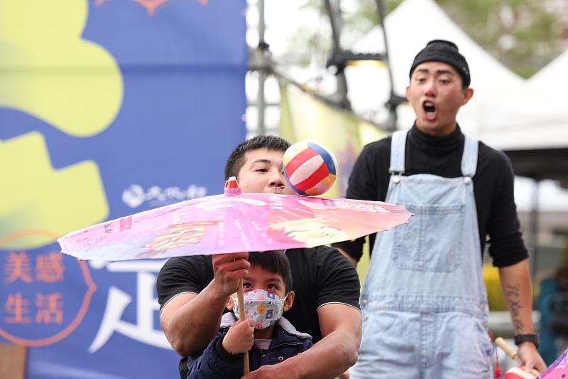 街頭藝人張竣凱悉心指導小朋友體驗雨傘滾球，充分展現雜耍特技的渲染力。