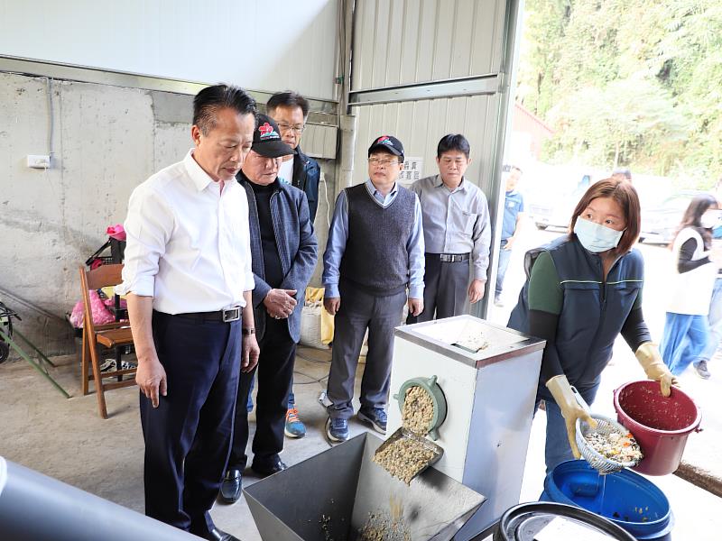 視察梅山鄉黑水虻養殖示範區 翁章梁肯定地方配合循環再利用