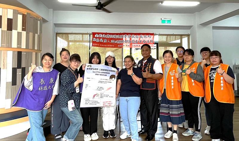 義守大學營養系師生前往新來義鄉社區及衛生所，執行國科會原住民族減重計畫，從中協助居民享用美食還能健康的維持體態(照片來源：義守大學提供)。