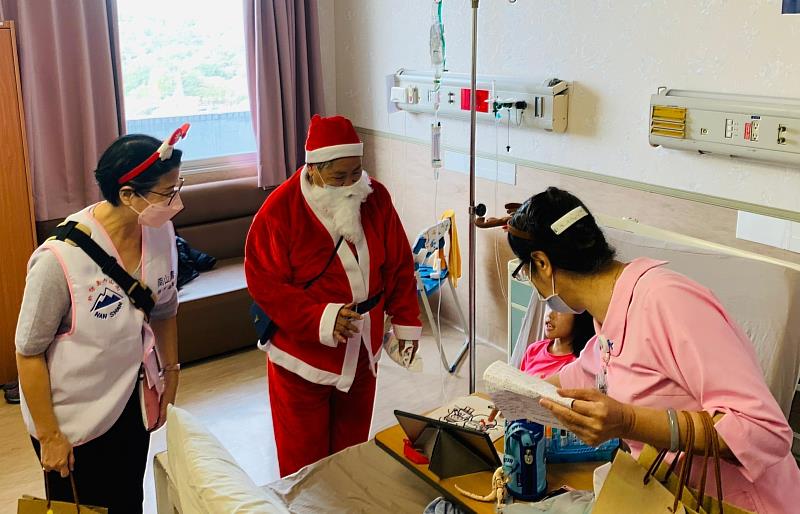 南山人壽義工曾在耶誕節時，裝扮成耶誕老人到台中澄清醫院中港分院探望病童。