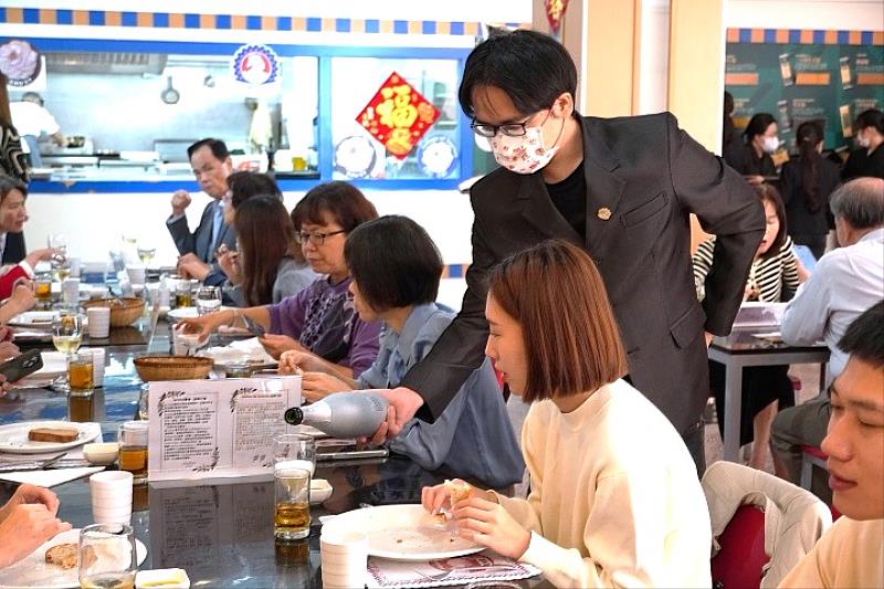 圖／學生們在「饌苑」餐廳展現所學，以國際級餐廳外場服務提供賓客良好的用餐體驗。