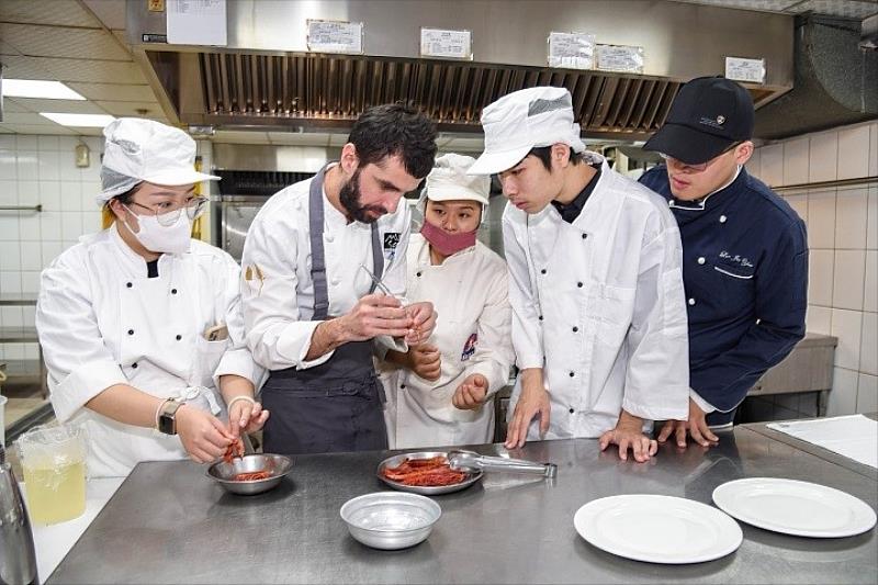 圖／中華大學邀請米其林二星主廚到校示範料理，讓學士班及雙學位學生觀課學習。