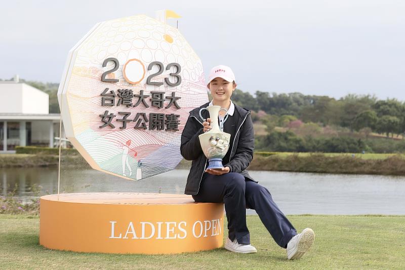 「台豐殺手」洪玉霖在最擅長的台豐球場輕鬆捧走2023台灣大哥大女子公開賽冠軍。
