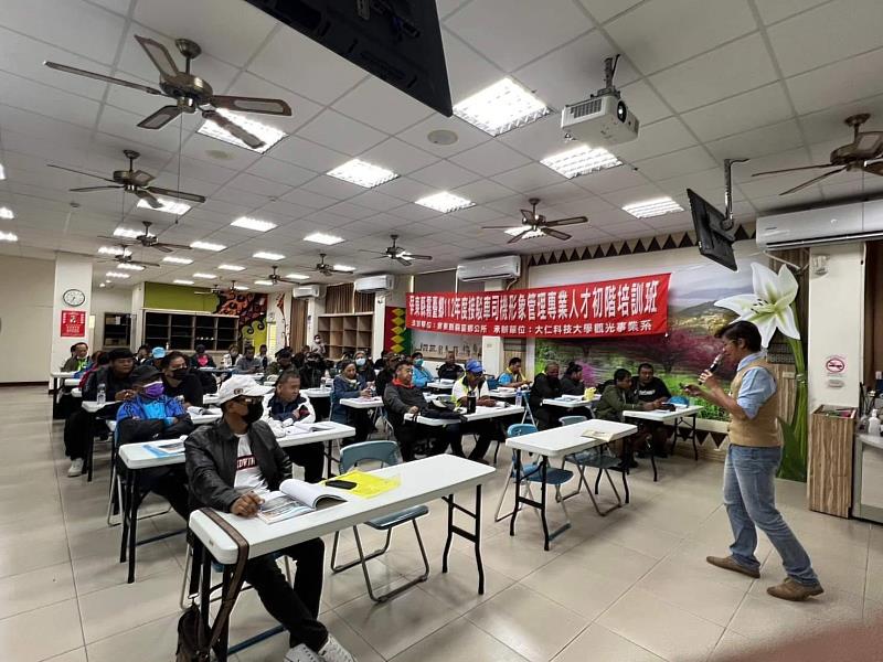 112年度接駁車司機形象管理專業人才初階培訓班-司機服務禮儀課程,(圖中)李哲偉講師
