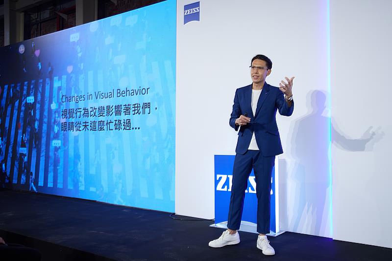 台灣總經理章平達表示 數位多屏世代下消費者已從靜態轉為動態視覺行為 鏡片應與時俱進。