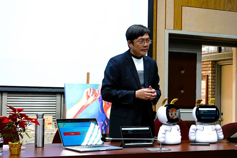 資工系李健興教授展示「女媧台語生成式AI機器人」