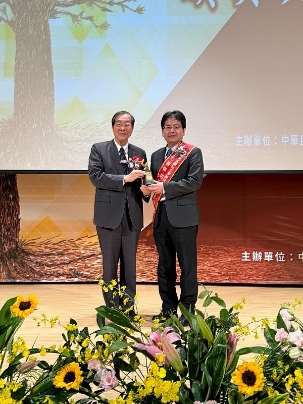 陳悅生主秘代表洪校長受考試院長黃榮村頒獎。