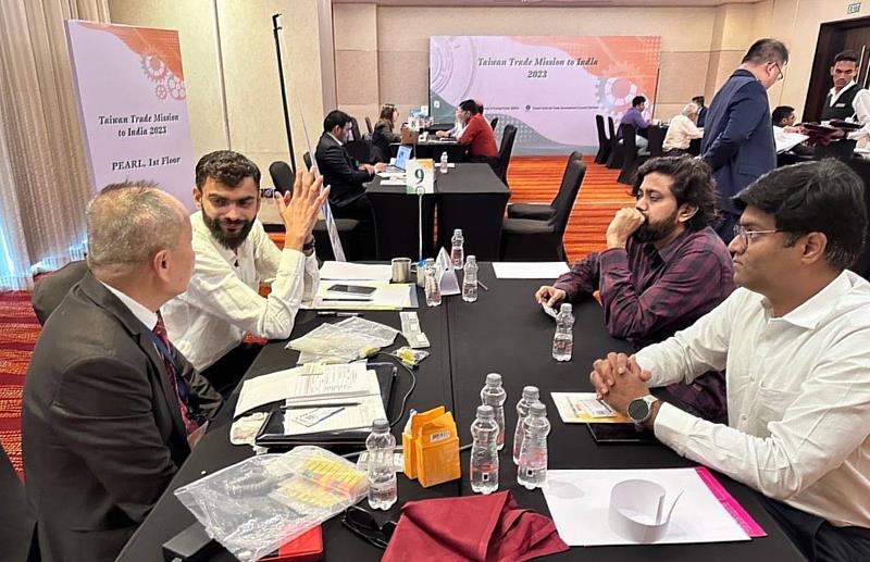 「2023年印度貿易訪問團」孟買買主與本團團員於洽談會上相談甚歡。(貿協提供)