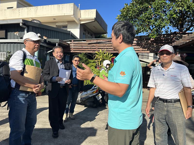 副縣長陳見賢(左2)與委員參與大眉社區農村再生計畫審查會議，一同聽取夥伴講解導覽。