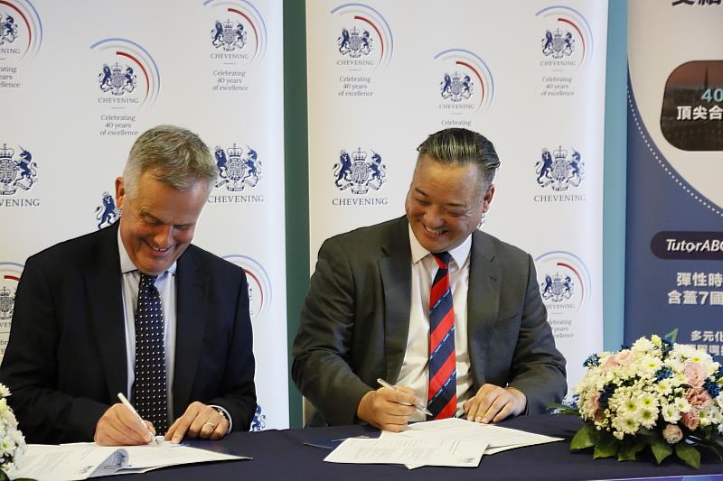John Dennis, Representative at the British Office Taipei and Samuel Yang, Co-Chairman of TutorABC, participated in a signing ceremony.