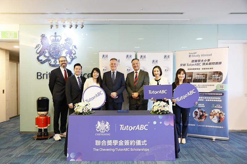 Representative of British Office Taipei John Dennis (fourth from the left) and TutorABC Co-Chairman Samuel Yang (third from the right) are joined by Ralph Rogers, Director of the British Council, and the team.