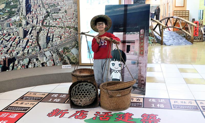 新的一年即將來臨，新北市立圖書館新店文史館特別推出「在地『活』建築故事館」及「再現十四張—藜閣留輝展」主題特展，將帶大家從新店的紀念性建築出發，透過與老建築對話，重新認識新店的前世今