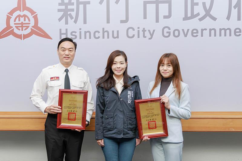 竹市榮獲民安9號演習雙特優！市長高虹安於市務會議表揚市府團隊。