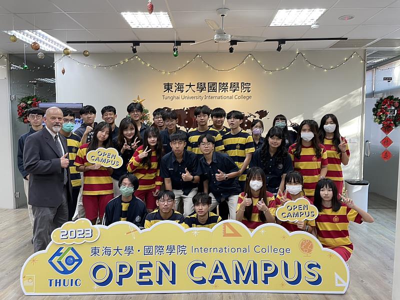 東海大學國際學院為使高中生與家長進一步認識學院與制度，每年定於12月聖誕前夕，舉辦「Open Campus」校園一日體驗營。