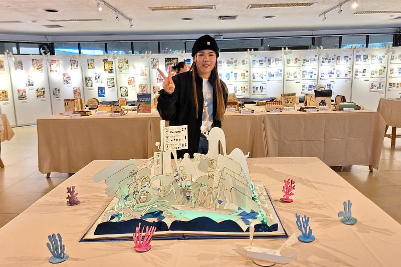 展覽主意象創作者徐郡玟同學與「與海同遊」作品合影