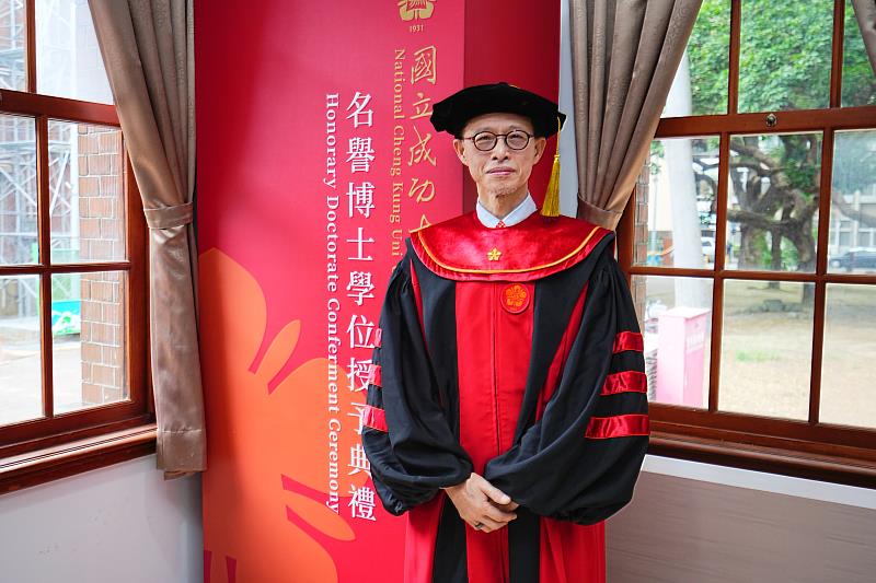 成功大學授予李長榮集團總裁李謀偉先生名譽博士學位