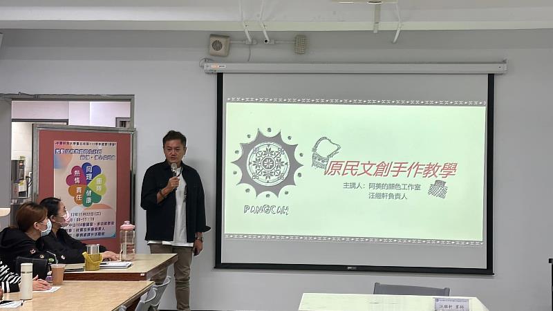 中國科大品格教育師生社群-「薪傳．傳心」座談會，製作織心DIY手作認識阿美族原住民文化。（圖／中國科大提供）