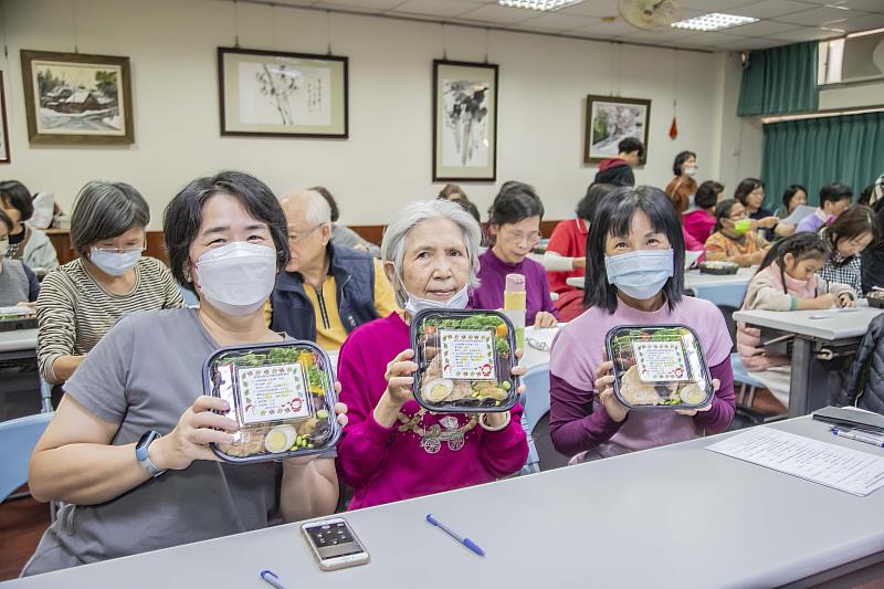 嘉藥江慧玲營養師調配多元營養的健康餐點提供參與分享會長者享用