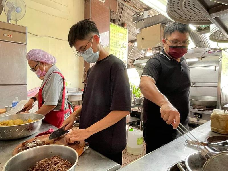 家中開設素食店的老師黃啟恩傳承經驗給學子，讓學子對蔬食料理的菜單設計與改良能更加掌握訣竅(照片來源：義守大學提供)。