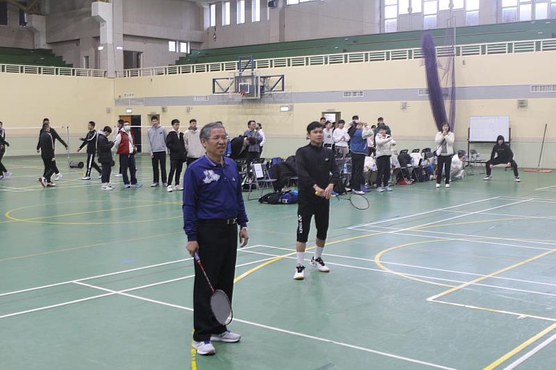 唐彥博校長也下場打球，交流球技。