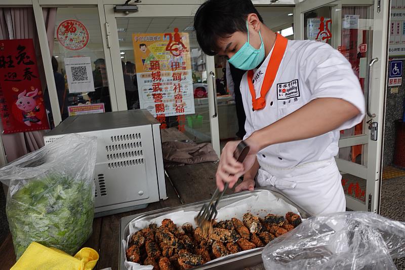 根據頤養食夠軟、配色鮮豔等烹調原則，讓長輩吃得好也吃得巧。