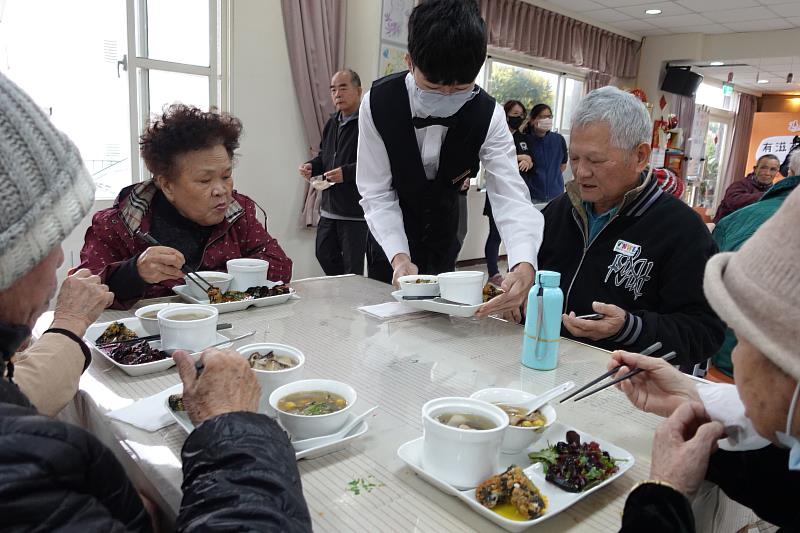 不同於一般打碎、打泥的軟食餐，頤養食依食材特性，以不同方式料理，符合長輩用餐需求。