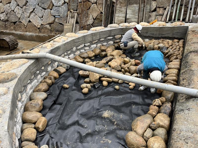林口溪上游施作起始工採地工織布、卵礫石級配回填，以曝氣礫間過濾改善水質