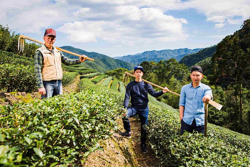 坪林區白俊育(左)所產包種茶為全國第一個連續7年獲「頂級美味大獎」三星及鑽石獎茶品