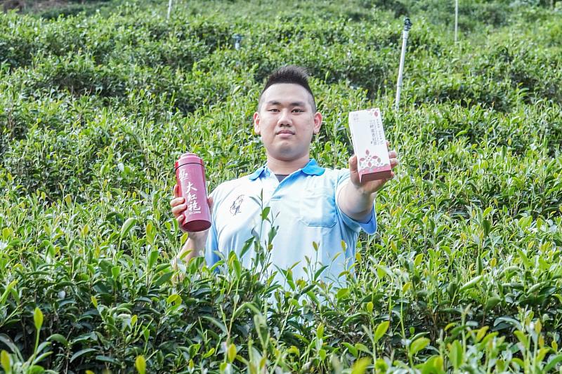 三峽區周子耀所產大紅袍特殊茶為全國第一個獲「世界茶葉大賽」金獎茶品
